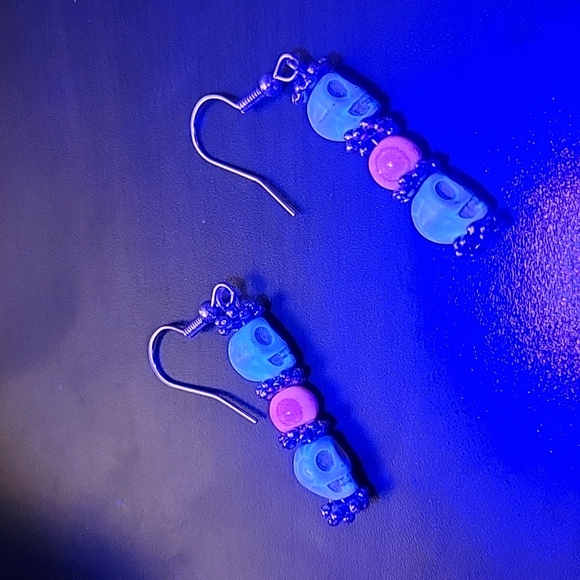 Handcrafted howlite skull earrings and charm bundle - Picture 7 of 8